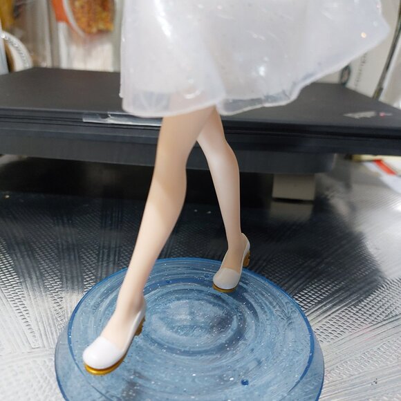 Super Pretty Cute Anime Girl In a Pretty Princess Dress in Gold Toned Gold Heels - Picture 4 of 13